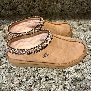 Ugg Tasmania size 2 boy color brown